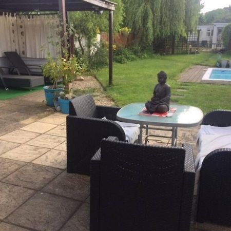 Modern Bungalow With Private Swimming Pool Maidenhead Ngoại thất bức ảnh